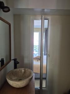 łazienka z dużą kamienną umywalką na ladzie w obiekcie La belle créole w mieście Cilaos +6 zdjęć