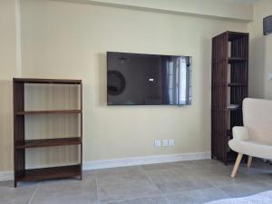 salon z lustrem na ścianie w obiekcie La belle créole w mieście Cilaos