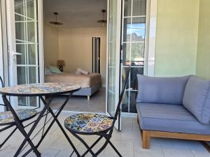 salon z kanapą, stołem i krzesłami w obiekcie La belle créole w mieście Cilaos