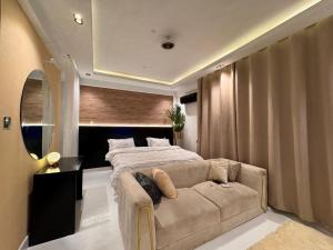 una camera con un letto e un divano di IVORY Home stay a Dar es Salaam