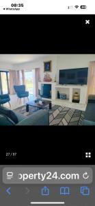 una imagen de una sala de estar con sofá y mesa en 49 The Hill, en Plettenberg Bay