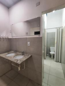 um banheiro com duas pias e um espelho em Hotel Itu Shopping em Itu