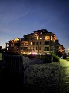 Un gran edificio en la playa por la noche. en Inseloase, en Fehmarn