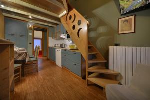 eine Küche mit einer Wendeltreppe in einem Zimmer in der Unterkunft Cronox Mini Apartments in Livigno