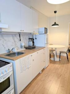 Nhà bếp/bếp nhỏ tại Wonderful,warm & big apartment in Kemi city center