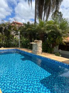 una piscina davanti a una casa di Casa alto padrão em condomínio fechado - São Roque a Joaquim Egídio
