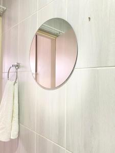 马塞卢Blue Horizon Bed and Breakfast的浴室墙上设有镜子 更多34张照片