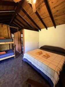 Ένα ή περισσότερα κρεβάτια σε δωμάτιο στο El Camino Cabañas y Apart