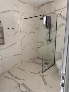 Phòng tắm tại Bella suites taghit +21 ảnh