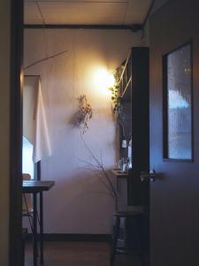 una stanza con una porta, un tavolo e una lampada di Hostel Fuji Matsuyama Base a Fujiyoshida