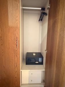 León Center Rooms في ليون: خزانة صغيرة تحتوي على راديو داخل خزانة ملابس