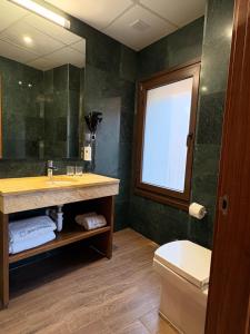 León Center Rooms في ليون: حمام مع حوض ومرحاض ومرآة