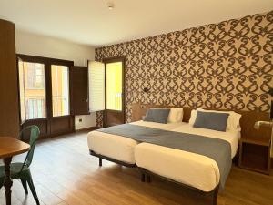 León Center Rooms في ليون: غرفة نوم بسرير كبير وجدار