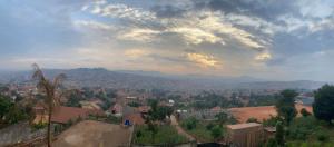 Blick auf eine Stadt unter einem wolkigen Himmel in der Unterkunft White House -Two palms in Kampala + 12 Fotos
