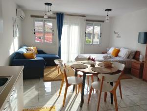 a kitchen and living room with a table and chairs at Orelia in Drama