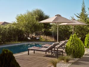 Bazén v ubytování Solis Ortus Villa, a Sublime Sanctuary with Pool, By ThinkVilla nebo v jeho okolí