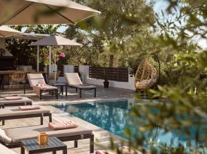 Bazén v ubytování Solis Ortus Villa, a Sublime Sanctuary with Pool, By ThinkVilla nebo v jeho okolí