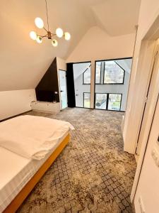 布朗JAD Emirage Luxury Villa Infinity Pool and Spa的一间大卧室,配有床和大窗户