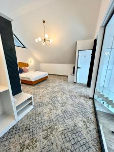 布朗JAD Emirage Luxury Villa Infinity Pool and Spa的一间卧室，里面有一张床和一扇窗户。 更多42张照片