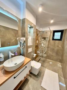 布朗JAD Emirage Luxury Villa Infinity Pool and Spa的带水槽、淋浴和马桶的浴室