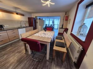 een keuken en eetkamer met een tafel en stoelen bij Ferienwohnung Neuheim in Niederau