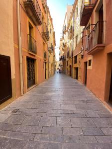 una strada vuota in un vicolo tra gli edifici di Mediona I a Tarragona