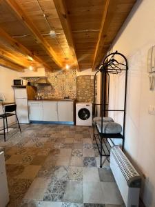 una camera con cucina completa di piano cottura di Mediona I a Tarragona