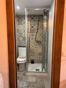 un bagno con wc e doccia in vetro di Mediona I a Tarragona Altre 5 foto