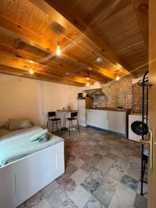 una grande camera con letto e cucina di Mediona I a Tarragona