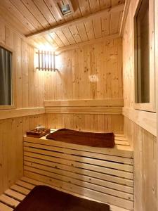 Himnam Phusang Resort的木制房间内的一间带浴缸的浴室 更多58张照片