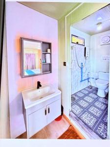 Un baño con lavabo y ducha con inodoro. en kohrong sweet beach bungalows, en Koh Rong 47 fotos más