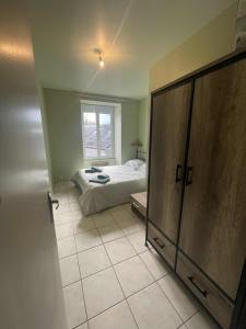 Ένα ή περισσότερα κρεβάτια σε δωμάτιο στο Appart bourg