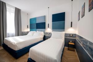 Postel nebo postele na pokoji v ubytování Hotiday Napoli Vittorio Emanuele