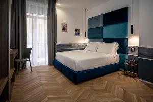 Postel nebo postele na pokoji v ubytování Hotiday Napoli Vittorio Emanuele