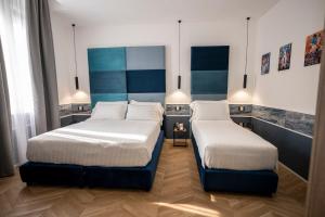 Postel nebo postele na pokoji v ubytování Hotiday Napoli Vittorio Emanuele + 3 fotografie