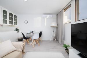 Μια τηλεόραση ή/και κέντρο ψυχαγωγίας στο Spacious 1BR Apartment Near City Center by FeelsHome