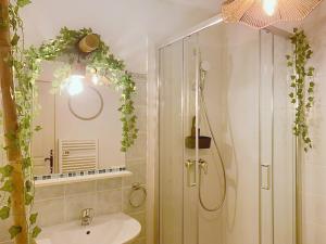 モントリオンにあるChalet Altaïa - Morzine Avoriaz - 12 Personnes - Billard & Jeux vidéo - Parking & Garageのシャワー、洗面台、鏡を備えたバスルーム +18枚の写真