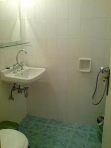 Koupelna v ubytování Odysseia Studios and Apartment + 40 fotografií