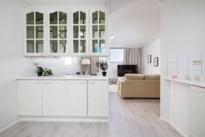 Η κουζίνα ή μικρή κουζίνα στο Spacious 1BR Apartment Near City Center by FeelsHome