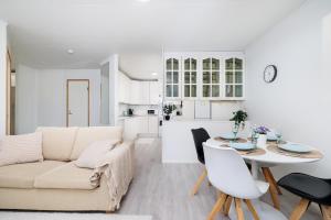 Η κουζίνα ή μικρή κουζίνα στο Spacious 1BR Apartment Near City Center by FeelsHome +14 φωτογραφίες