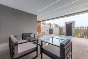 Balkón nebo terasa v ubytování hiii Aura Pool Villa Hotel Pattaya Central