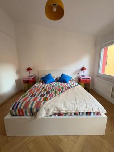 Ένα ή περισσότερα κρεβάτια σε δωμάτιο στο NEST LIVING - Red Velvet