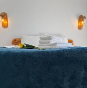 a pile of towels sitting on top of a table at Pensiunea Roua Brazilor Mărișel in Mărişel