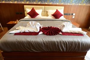 Ένα ή περισσότερα κρεβάτια σε δωμάτιο στο IJ Crowne