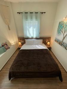 a bedroom with a large bed with a window at Casa Nostra in Litochoro