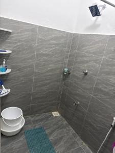 bagno con doccia e parete piastrellata di PR Home Mtwapa Pride Apartments a Mombasa Altre 5 foto