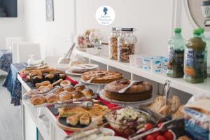 - un buffet composé de nombreux types de pâtisseries et de gâteaux dans l'établissement Palazzo Chiatamone, à Naples