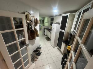 widok z góry na kuchnię z korytarzem w obiekcie Melhor Apto no Centro ao lado da Praia e Comércio w mieście Guarapari