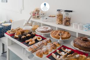 une boulangerie avec de nombreux types de pâtisseries et de tartes dans l'établissement Palazzo Chiatamone, à Naples