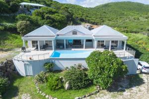 Oyster PondVilla Taïana的带游泳池的房子的鸟瞰图